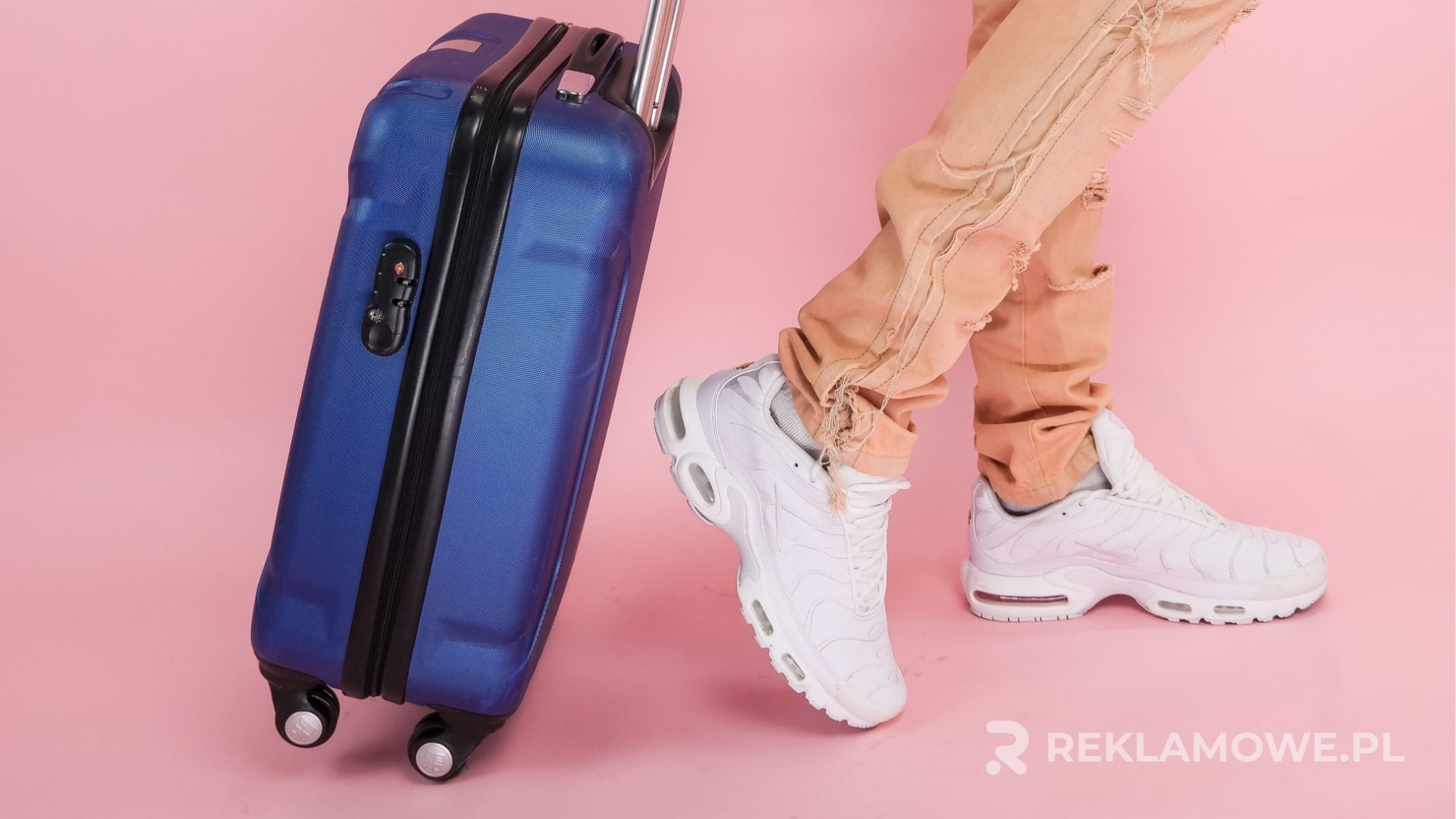 Ekologiczna walizka reklamowa na tle natury