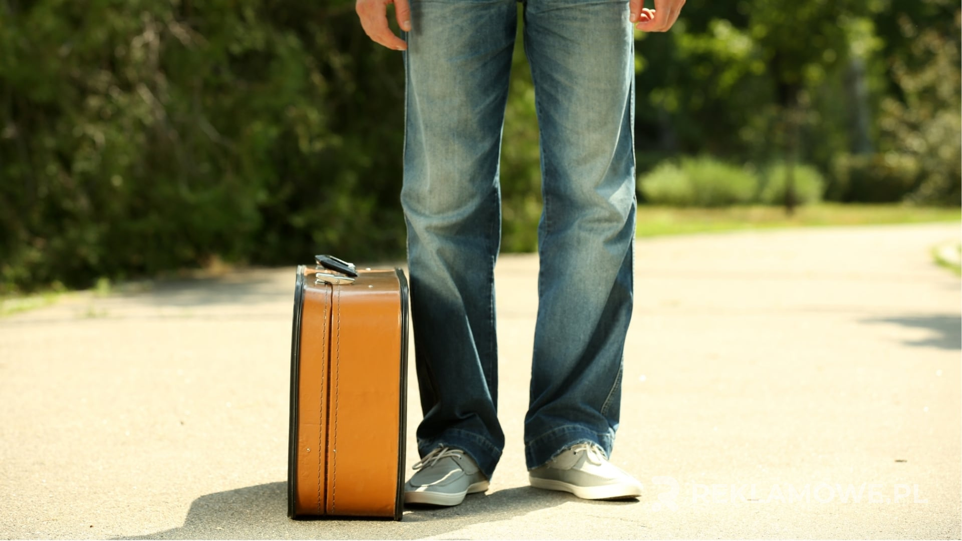 Walizka reklamowa na tle historycznych elementów