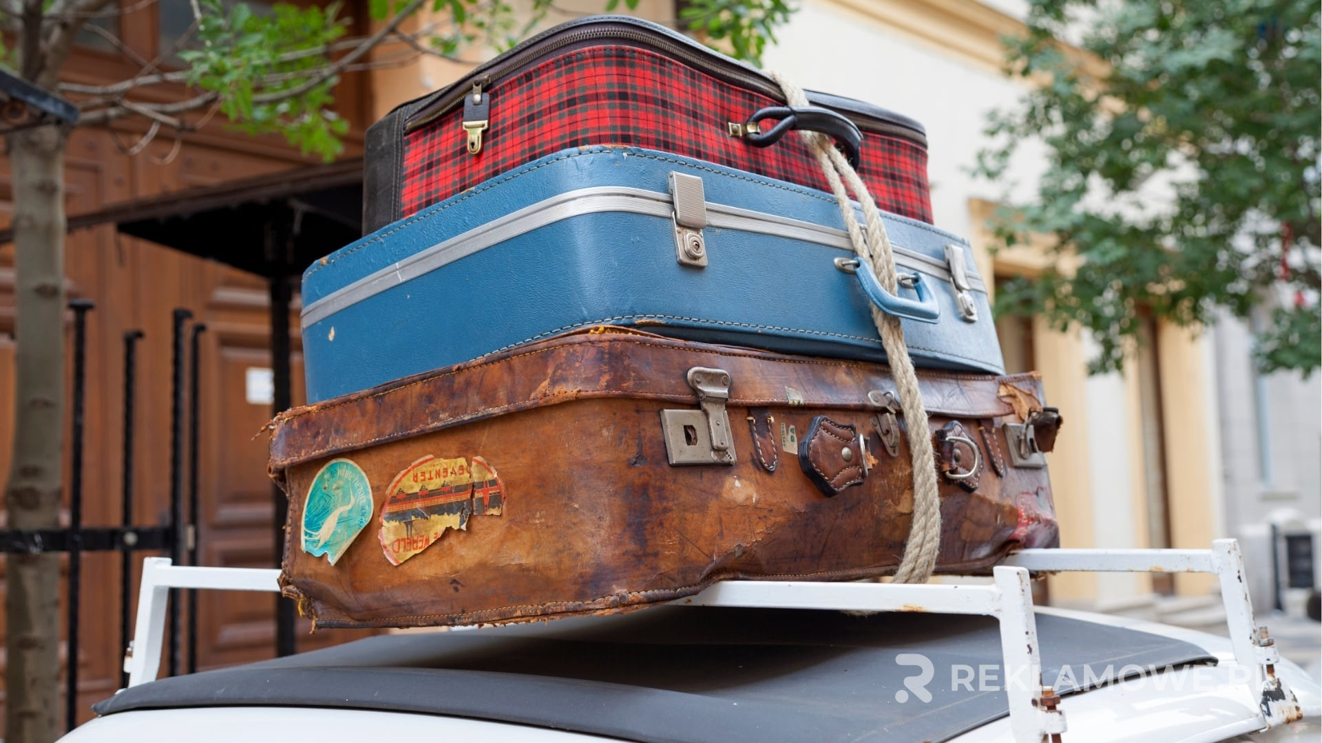 Stos starych i nowych walizek reklamowych