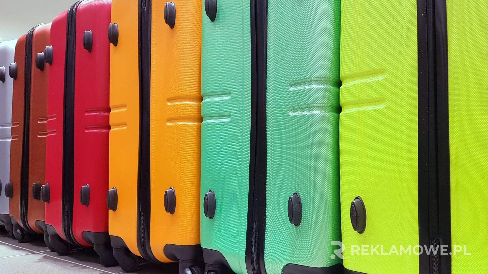 Nowoczesna walizka reklamowa z 2026 roku pełna innowacji technologicznych