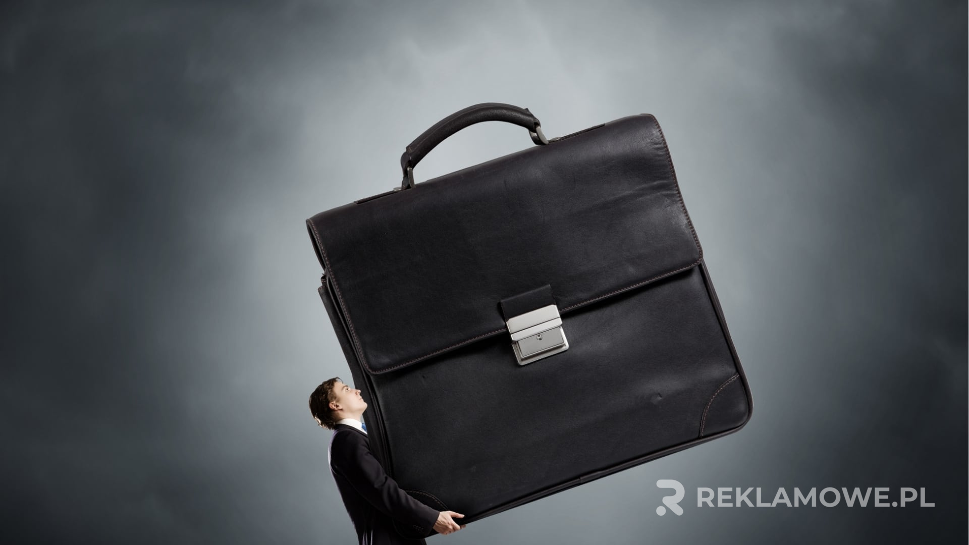 Walizki z reklamami tworzące silne przekazy marketingowe