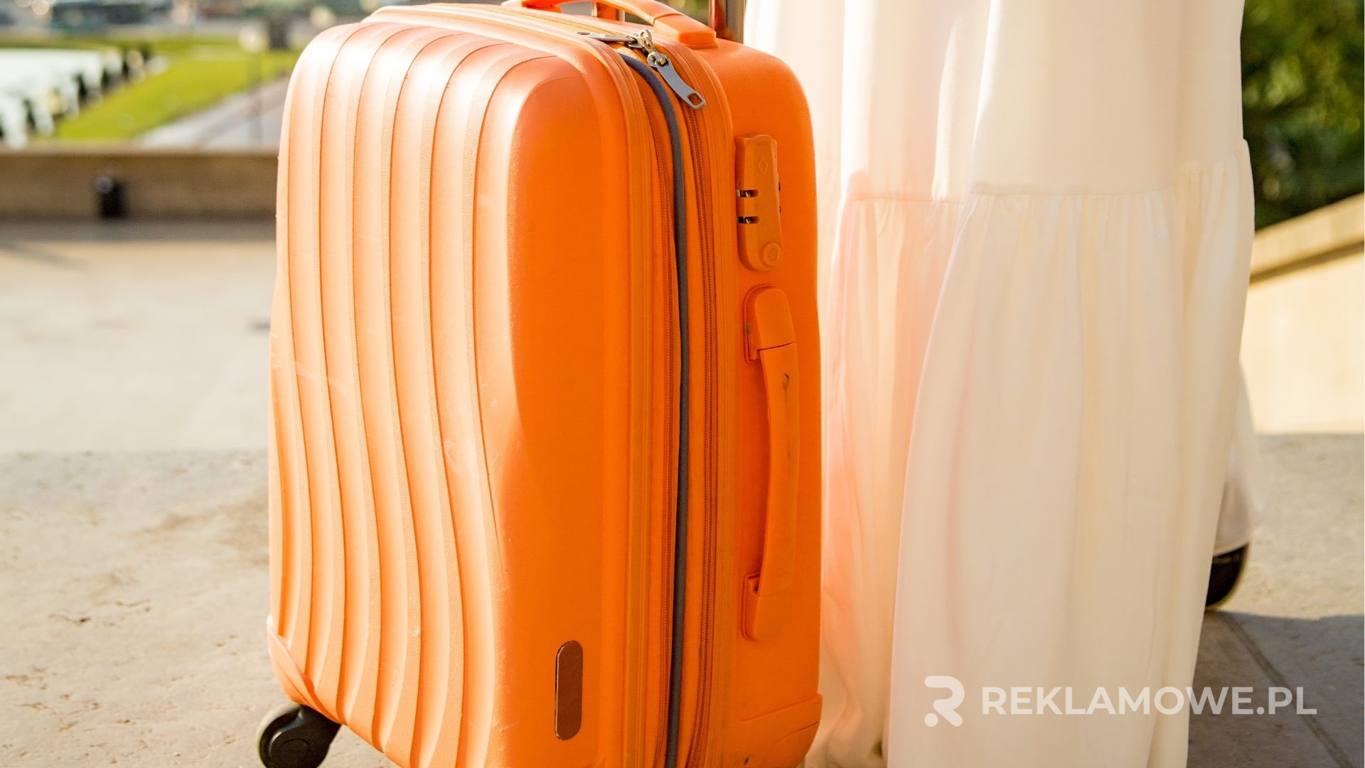 Walizka reklamowa dla firmy jako elegancki nośnik materiałów promocyjnych