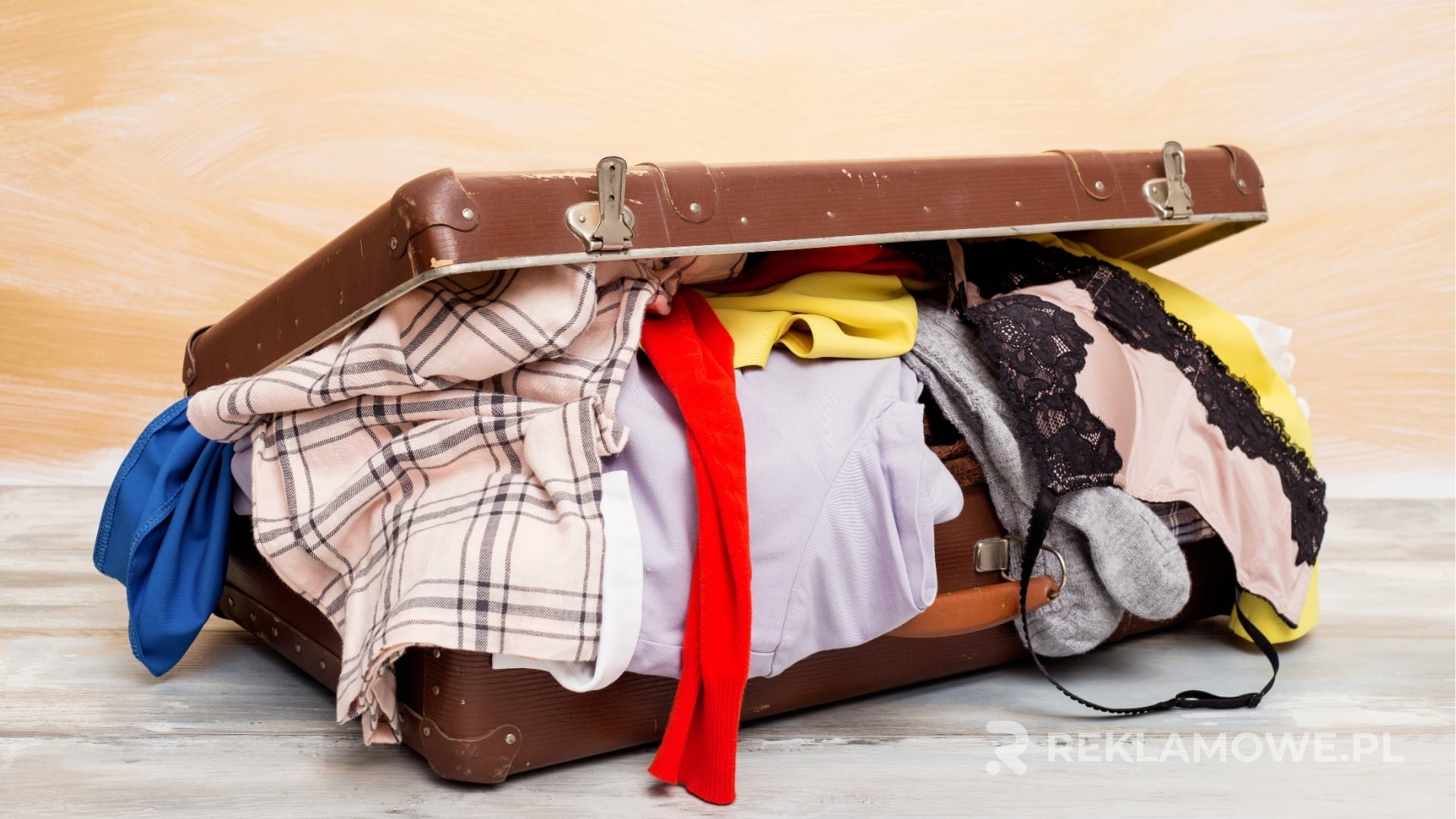 Eleganckie walizki reklamowe ułożone w rzędzie